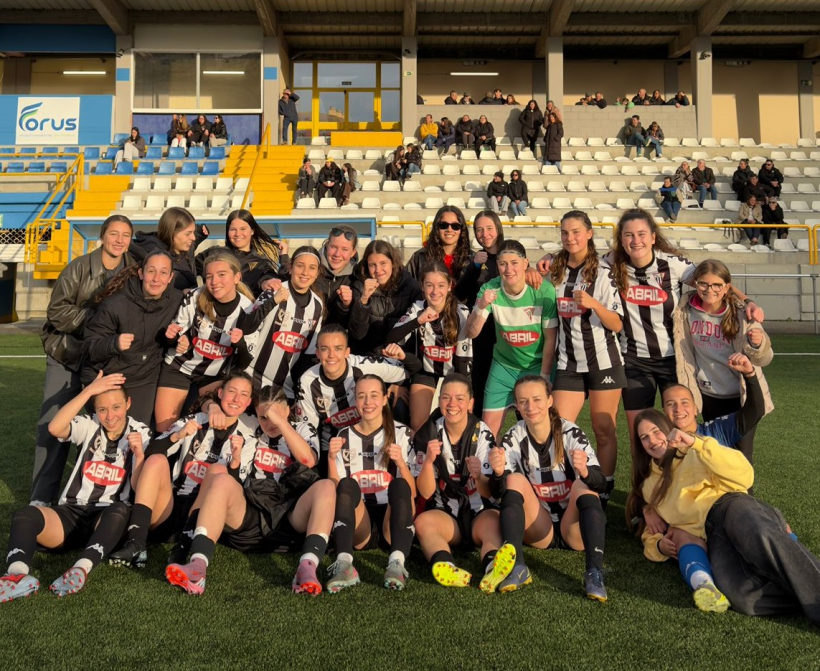Celebración del filial tras ganar al Atlético San Pedro en Elviña