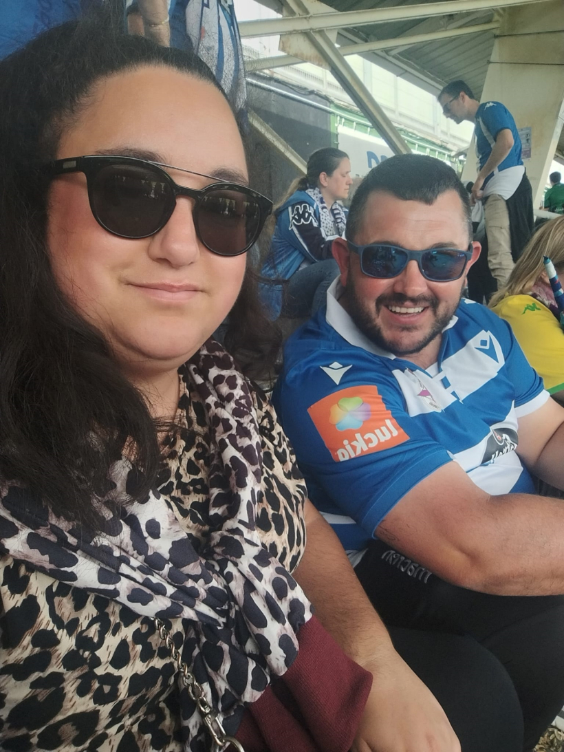 Yosua, junto a su mujer en un desplazamiento con el Deportivo