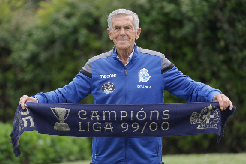 Juan Ramón Aldalur 'Chapela II' posa con la bufanda del Dépor del título de Liga
