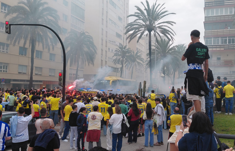 Recibimiento de la afición del Cádiz a su equipo antes del encuentro contra el Deportivo