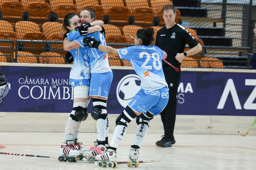María Sanjurjo se abraza a una compañera tras marcar un gol en la final de la Champions