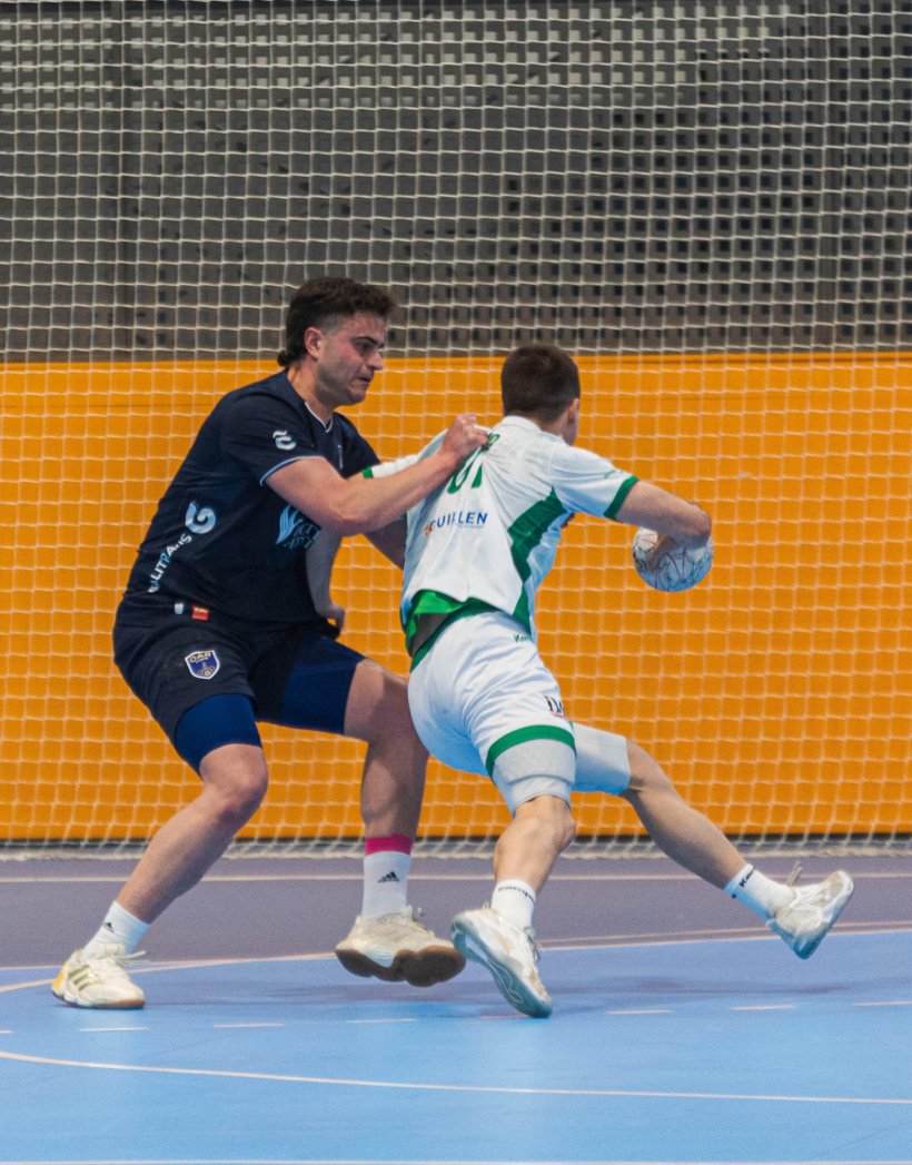 Una acción defensiva de Diego Martínez contra Anaitasuna