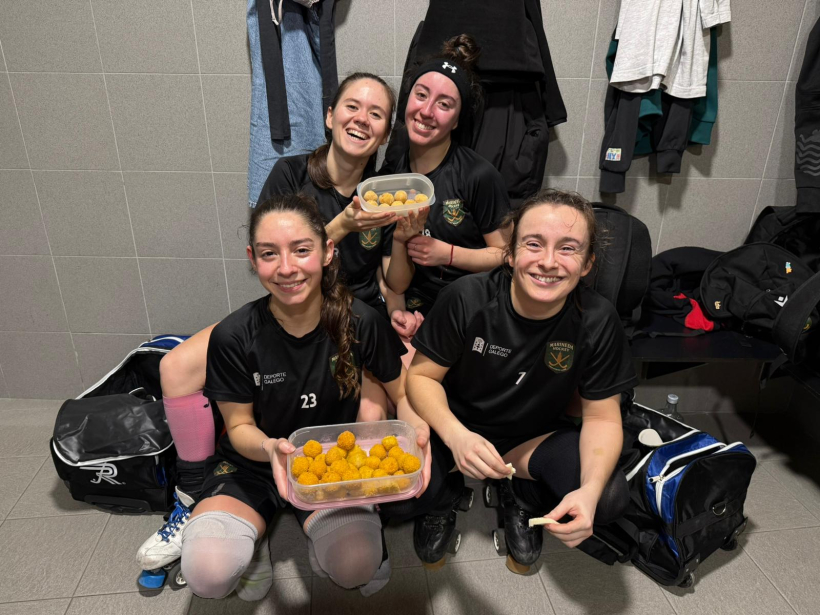 Arriba, Mar Franci y Coni Urbina con las croquetas sin gluten y abajo Efe Muñoz y Alba Garrote con las normales