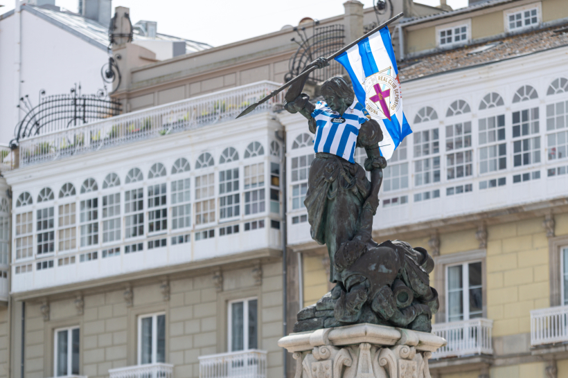 La estatua de María Pita vestida de blanquiazul