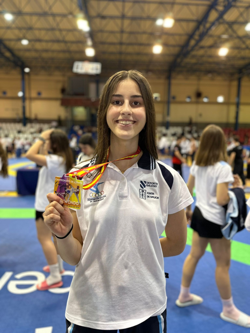 Carla Sesar posa con su medalla