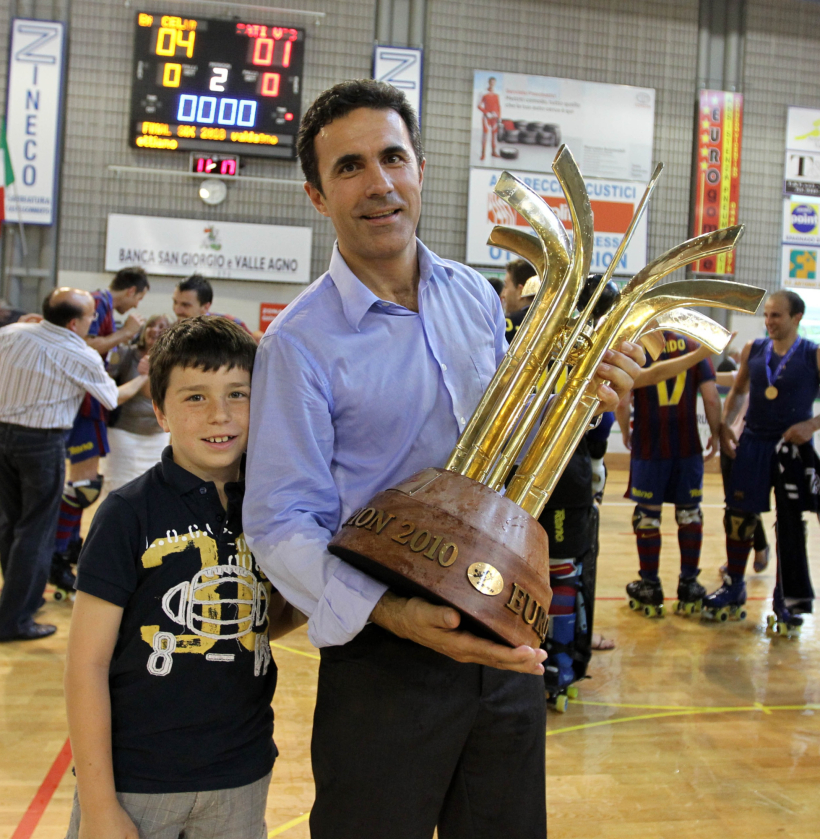 Joan Pujalte, junto a su padre Fernando, que levanta una Champions ganada por el Barça