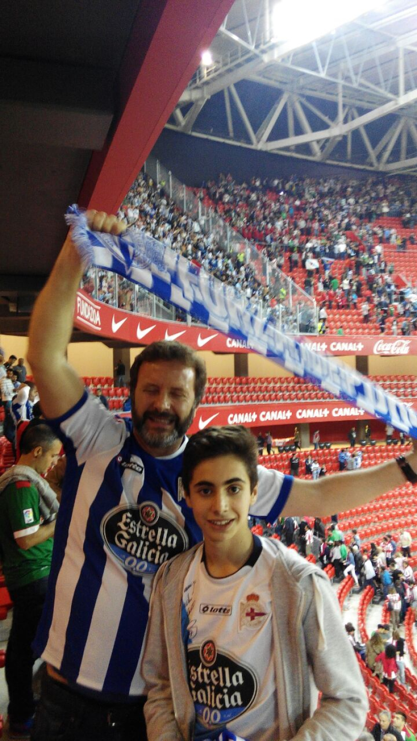 Nacho y su padre, durante un partido en San Mamés