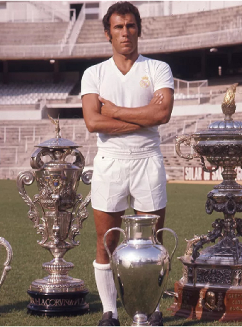 Amancio posa en el Santiago Bernabéu detrás de la Copa de Europa que ganó en 1966 y junto a un Teresa Herrera y un Ramón de Carranza