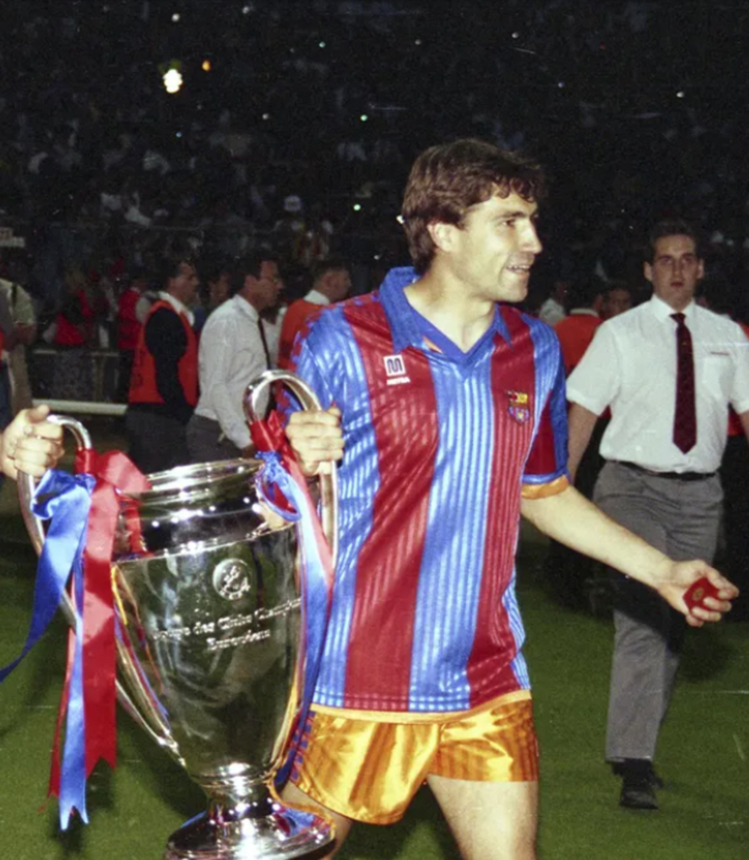 Julio Salinas porta la Copa de Europa ganada por el Barcelona en Wembley en 1992