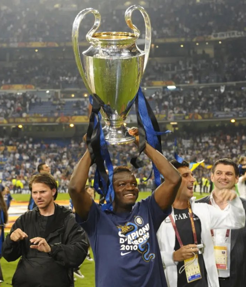 Sulley Muntari levanta la Champions League que conquistó con el Inter en el Bernabéu en 2010