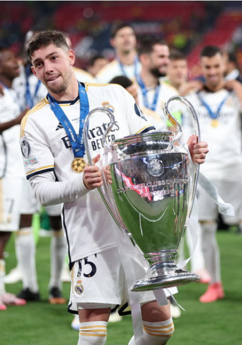 Fede Valverde sostiene la Champions League conquistó con el Real Madrid en 2024 contra el Borussia Dortmund en Wembley