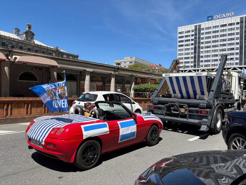 Coche descapotable tuneado de blanquiazul