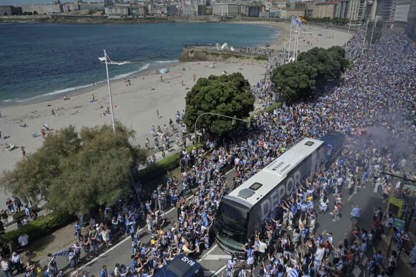 Corteo de la afición del Dépor en el paseo de Riazor