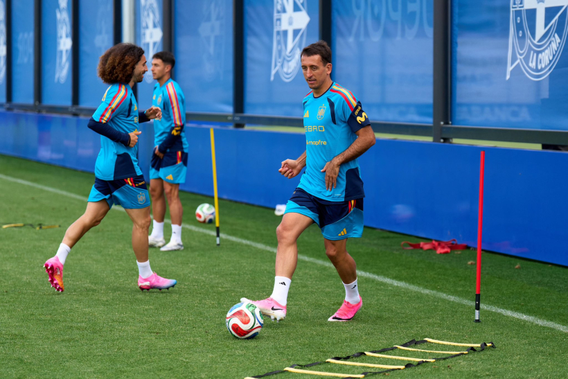 Oyarzabal controla el balón junto a Cucurella y Zubimendi en las instalaciones del Deportivo
