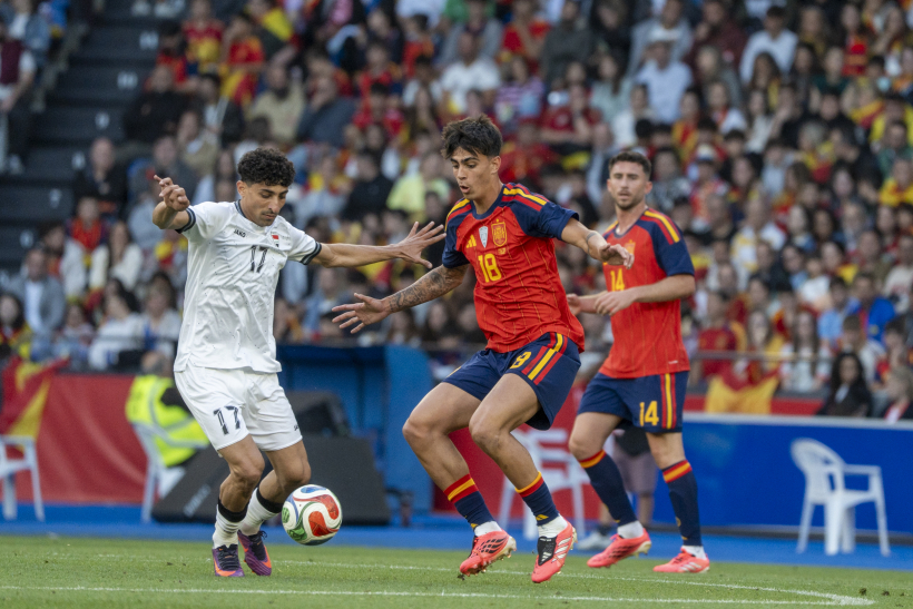 Marc Bernal protege la pelota en el España-Irak