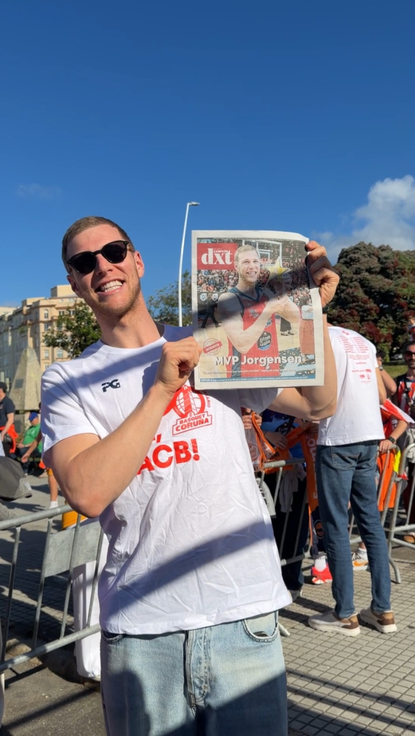 Paul Jorgensen posa con su portada de DXT Campeón