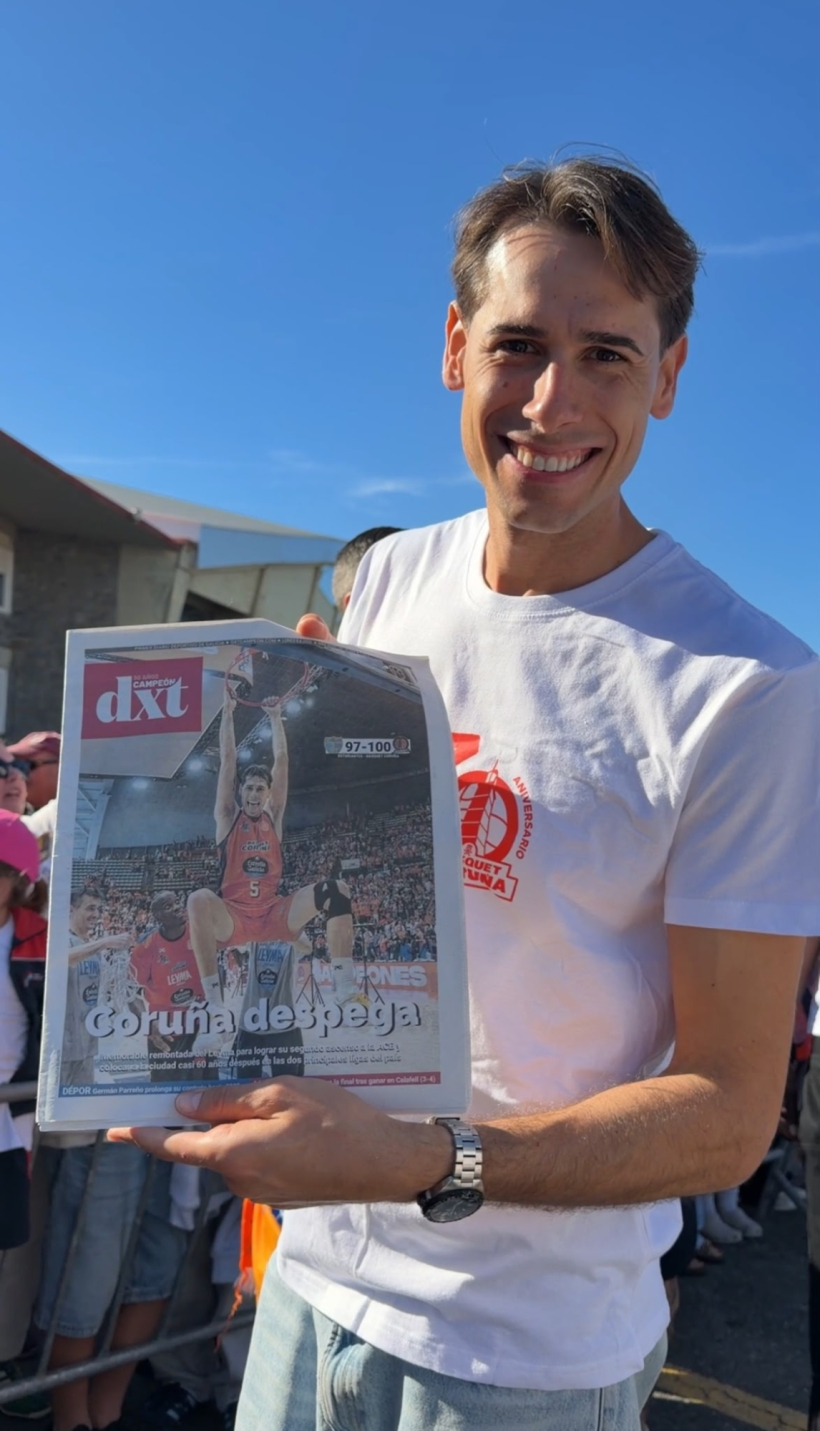 Guillem Jou posa con su portada de DXT Campeón