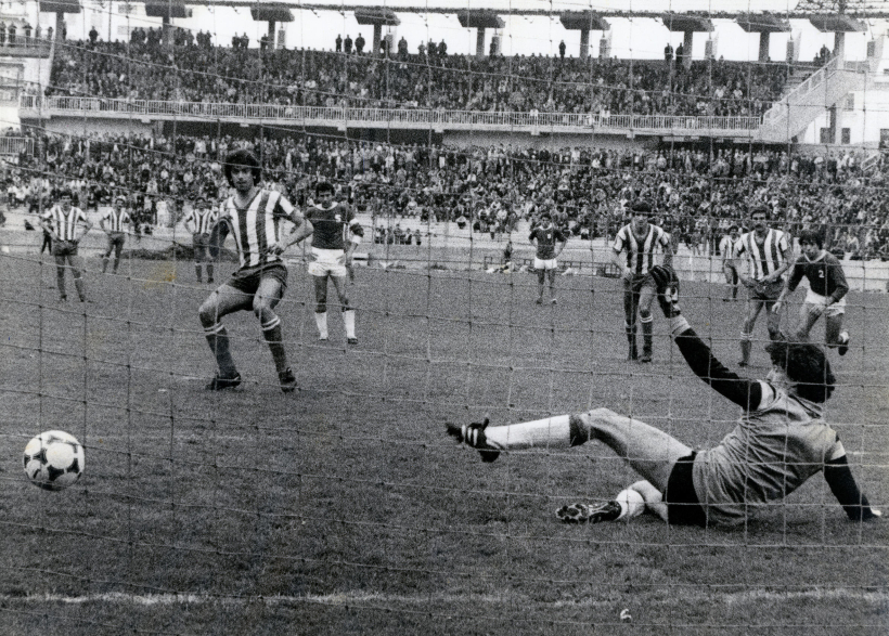 A la izquierda, José Luis anota desde los once metros ante el Alavés uno de los 29 tantos de exjugadores del filial en el curso 1981-82