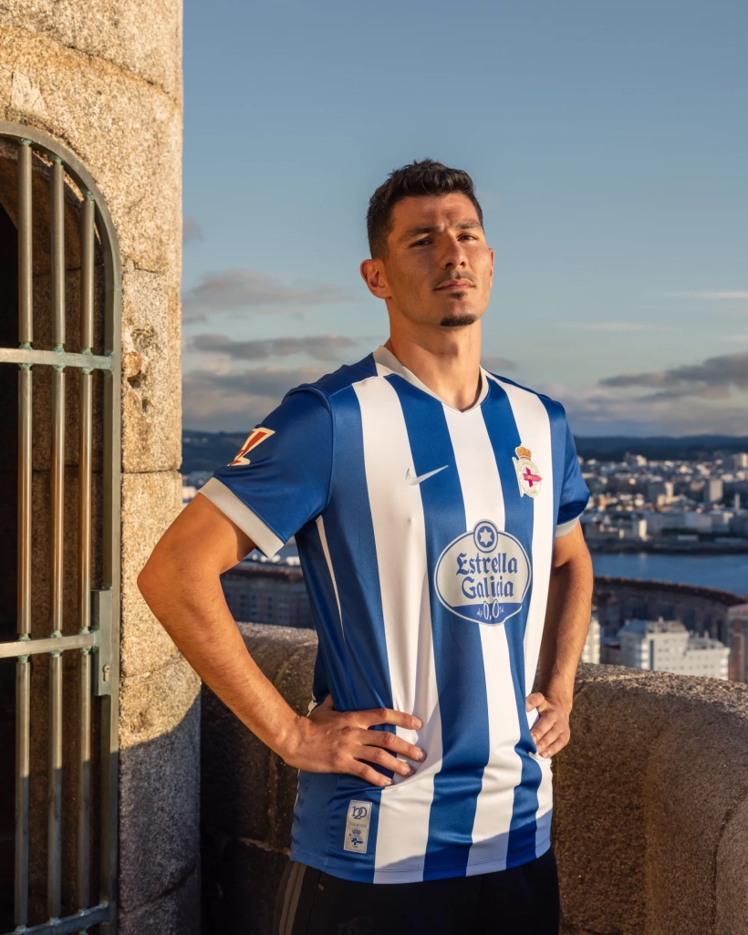 Primera equipación del Deportivo 2026-27