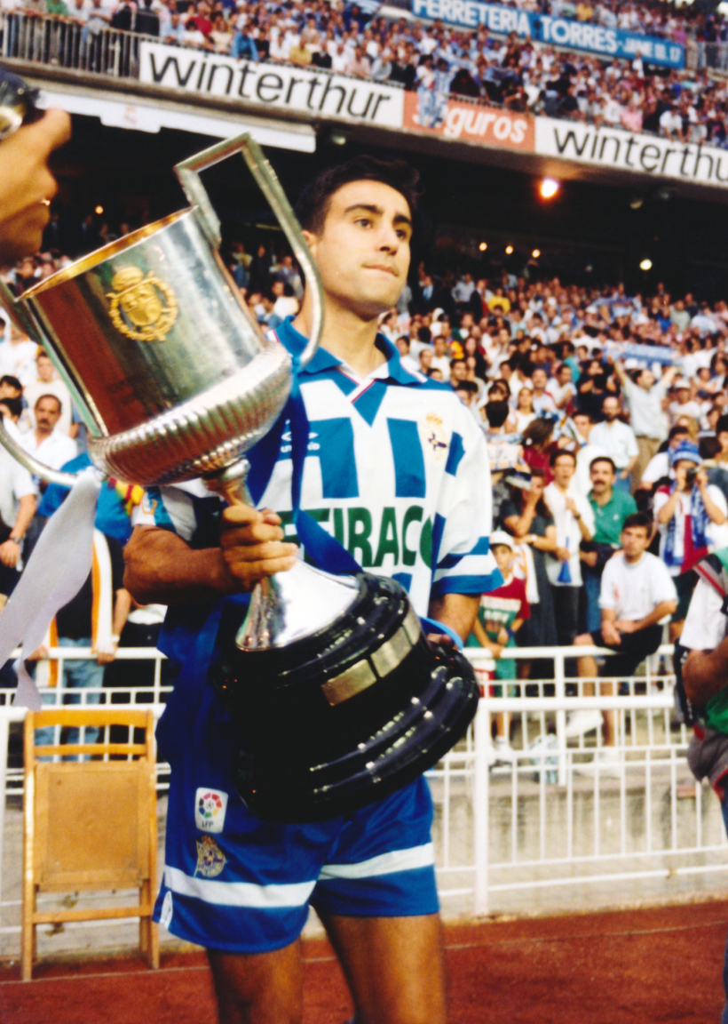 José Ramón porta la Copa del Rey de 1995 ganada en el Bernabéu al Valencia con la camiseta Umbro con el cuello que solo se lució ese día