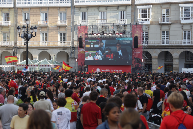 Aficionados en María Pita para seguir la final entre España y Argentina