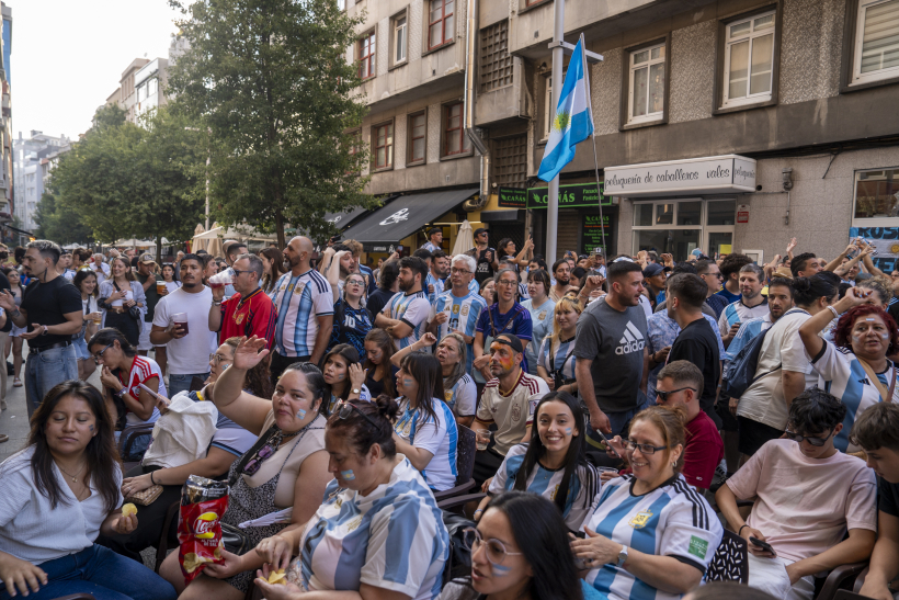 La afición argentina también sale a la calle en A Coruña