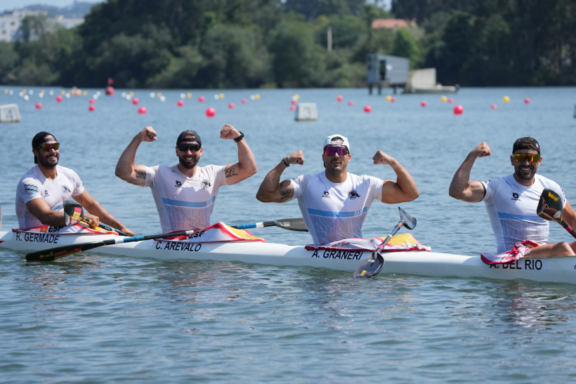 Carlos Arévalo, segundo por la izquierda, con el K4 del Club Fluvial de Lugo