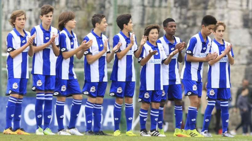 El Infantil A del Deportivo, en enero del 2017, con Carreras (tercero por la izquierda), Barcia, Hugo Novoa, Jairo o NoelFútbol BaseEl Infantil A del Deportivo golea pero cae eliminado