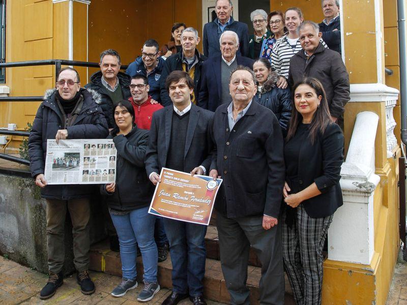 Juan Ramu00f3n Fernu00e1ndez recibe el premio Cronista Emilio Quesada