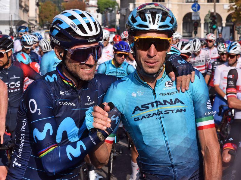 El español Alejandro Valverde (i) y el italiano Vincenzo Nibali (d) se saludan al comienzo del Giro de Lombardia