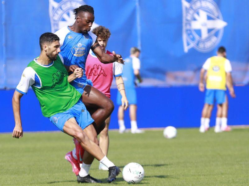 Zaka y Bouldini, disputando el balón en un entrenamiento | PATRICIA G. FRAGA