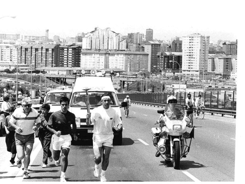 Tito du00edaz paso de la antorcha olu00edmpica por A Coruu00f1a en 1992
