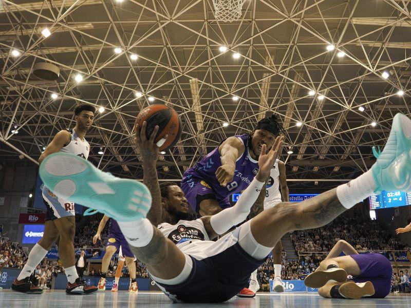 El alero estadounidense del Breogan, Ben McLemore, en el suelo durante el partido de Liga Endesa