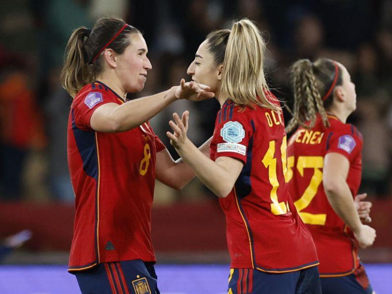 La delantera de la selección española Mariona Caldentey (i) celebra con su compañera Olga Carmona (d) tras marcar el 2 0
