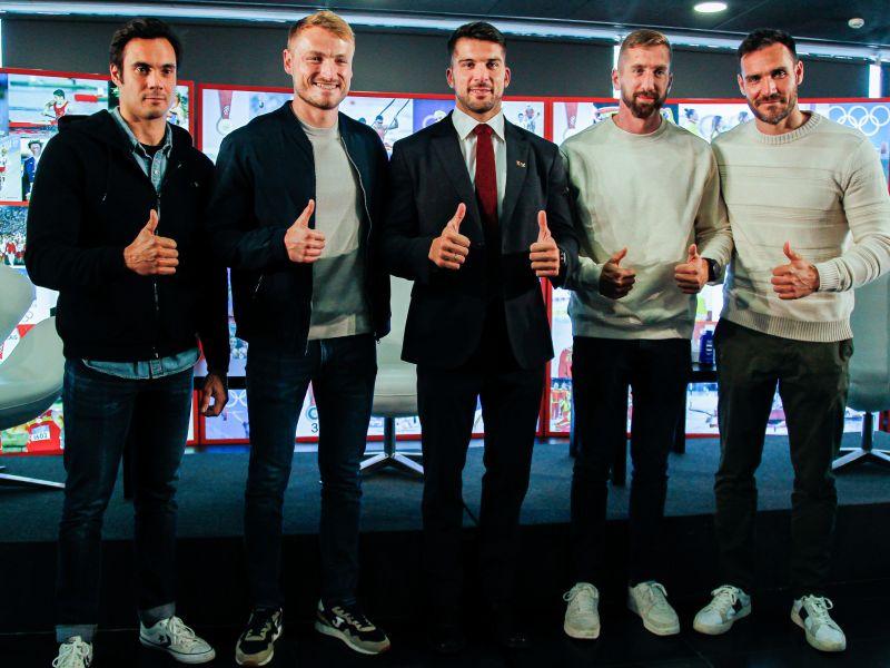 Cristian Toro, en el centro, junto a antiguos compau00f1eros como los gallegos Rodrigo Germade y Carlos Aru00e9valo, y Marcus Cooper y Saul Craviotto @ EP