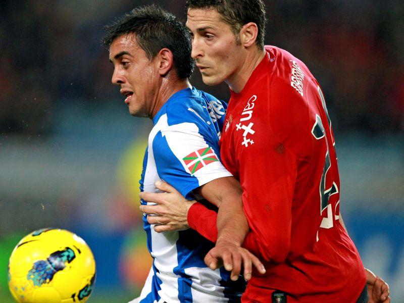 El delantero uruguayo de la Real Sociedad, Diego Ifru00e1n (i) pelea un balu00f3n con el defensa de Osasuna Damiu00e1 Abella