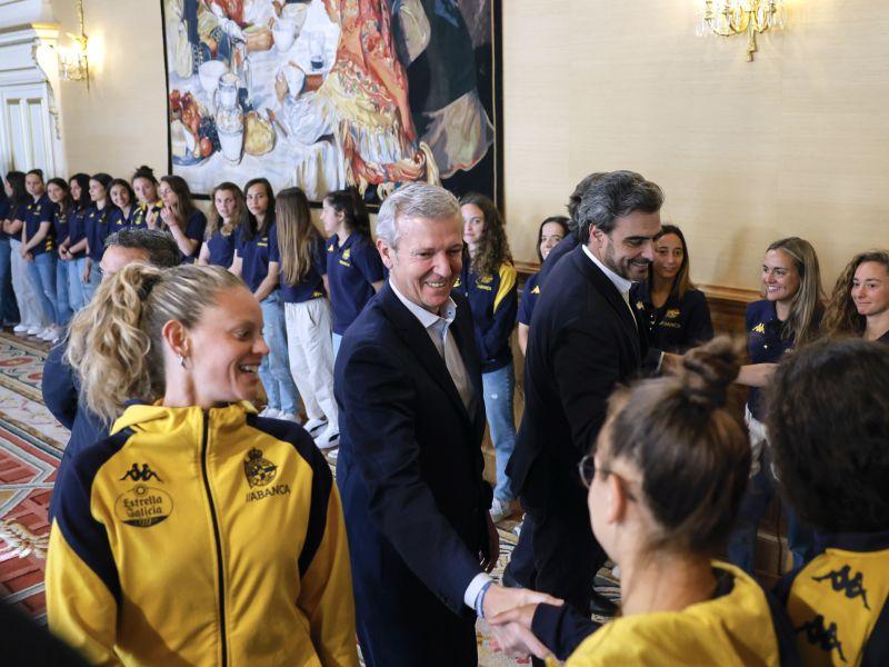 Alfonso Rueda con las jugadoras del Depor Abanca