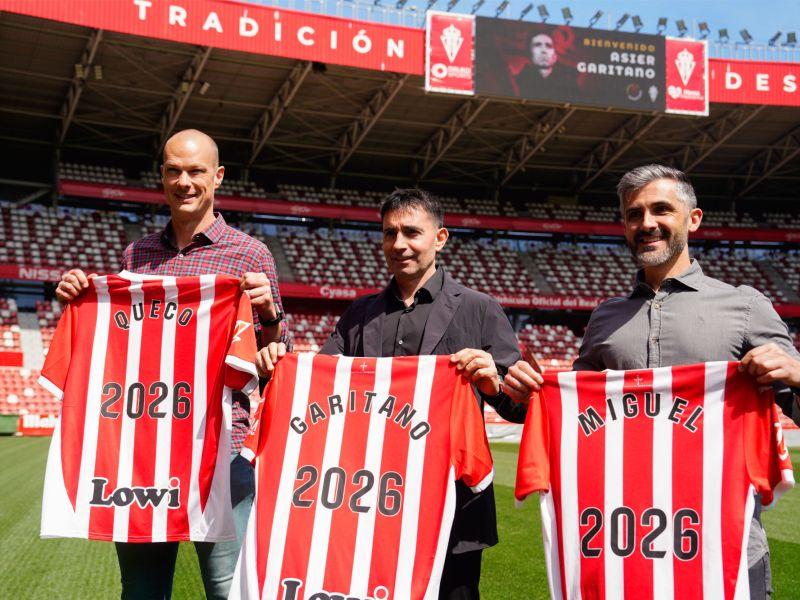 El nuevo entrenador del Sporting de Giju00f3n, Asier Garitano (c), posa junto a miembros del equipo tu00e9cnico, Queco (i) y Miguel (d), en su presentaciu00f3n oficial en el estadio El Molinu00f3n este miu00e9rcoles.