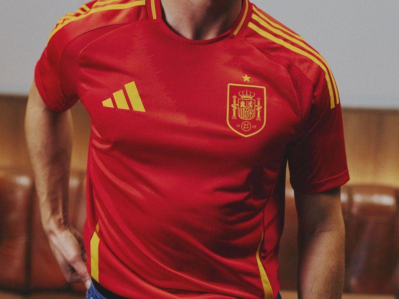 MADRID, 14/03/2024.-En vísperas de la UEFA Euro 2024, adidas presenta hoy la última serie de equipaciones para siete de sus federaciones más importantes, entre ellas España, que recibirán diseños renovados para las equipaciones local y visitante. Con elementos tradicionales de la cultura, la bandera y la naturaleza de España, la camiseta de la selección ofrece un aspecto clásico, con temas modernos. La base de la camiseta está salpicada de motivos ondulados que mezclan las formas de la flor nacional del país -el clavel- y los mares que rodean la península. La camiseta visitante también aplica la imagen de las olas y la belleza de la flor, pero con una combinación de colores poco convencional en la base y los paneles laterales, lo que da como resultado una estética que representa una bulliciosa playa española en pleno verano. EFE/X/ADIDAS***SOLO USO EDITORIAL/SOLO DISPONIBLE PARA ILUSTRAR LA NOTICIA QUE ACOMPAÑA (CRÉDITO OBLIGATORIO)***