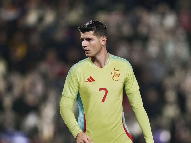 MADRID, 14/03/2024.-Vista del delantero de la selección española Álvaro Morata. En vísperas de la UEFA Euro 2024, adidas presenta hoy la última serie de equipaciones para siete de sus federaciones más importantes, entre ellas España, que recibirán diseños renovados para las equipaciones local y visitante. Con elementos tradicionales de la cultura, la bandera y la naturaleza de España, la camiseta de la selección ofrece un aspecto clásico, con temas modernos. La base de la camiseta está salpicada de motivos ondulados que mezclan las formas de la flor nacional del país -el clavel- y los mares que rodean la península. La camiseta visitante también aplica la imagen de las olas y la belleza de la flor, pero con una combinación de colores poco convencional en la base y los paneles laterales, lo que da como resultado una estética que representa una bulliciosa playa española en pleno verano. EFE/ADIDAS***SOLO USO EDITORIAL/SOLO DISPONIBLE PARA ILUSTRAR LA NOTICIA QUE ACOMPAÑA (CRÉDITO OBLIGATORIO)***