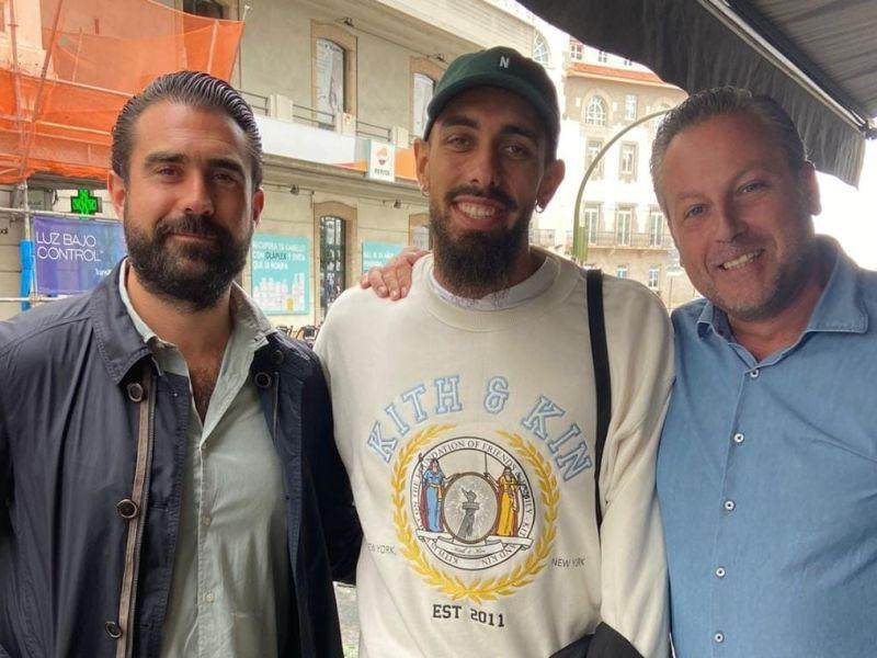Adriu00e1n Feijoo, el futbolista Borja Iglesias y Vicente Dibuja