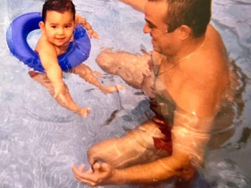 El padre de Maru00eda de Valdu00e9s le enseu00f1a a nadar