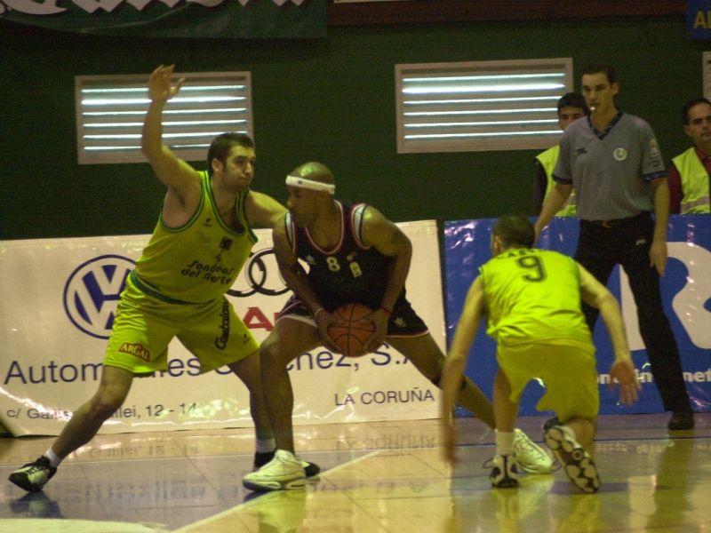 Gus Du00edaz, defendiendo en un partido contra el Badajoz de la temporada 01 02 Pedro Puig