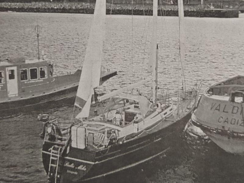El yate alemu00e1n fue trasladado al puerto de Burela