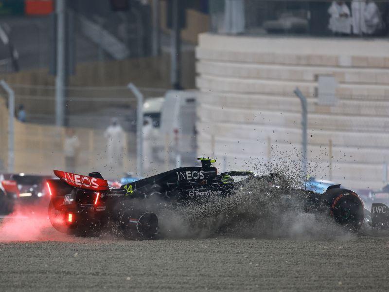 Hamilton (Mercedes), retirado tras chocarse con Russell