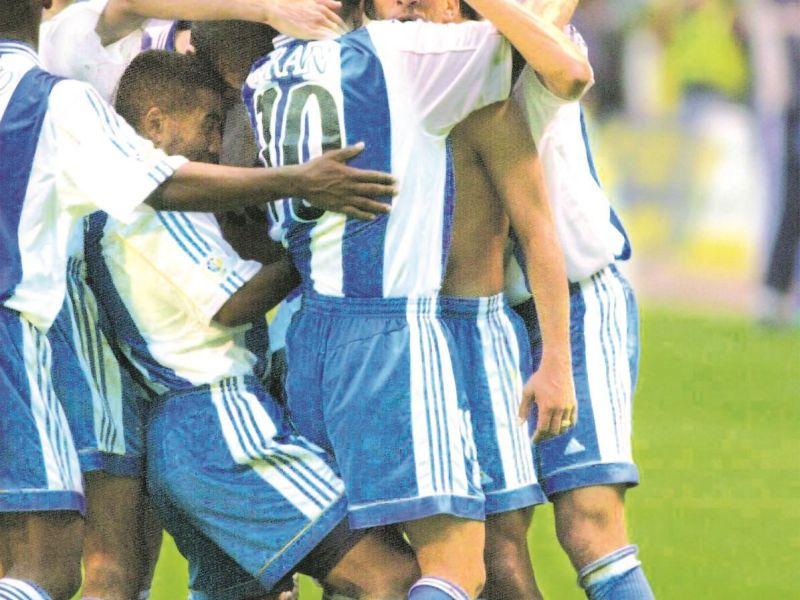 Djalminha celebra el gol ante el Zaragoza quitándose la camiseta AEC (2)