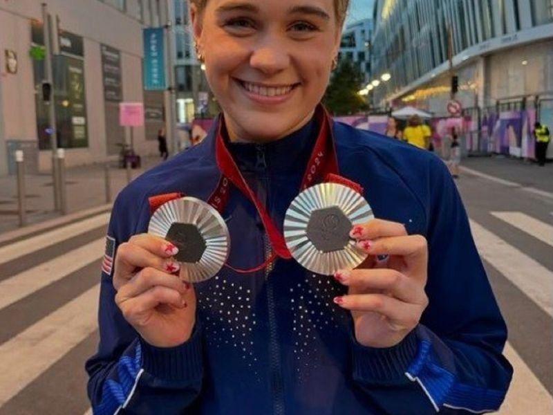 Ali Truwit con sus medallas