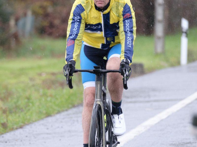 Alfonso Rueda circula en bicicleta