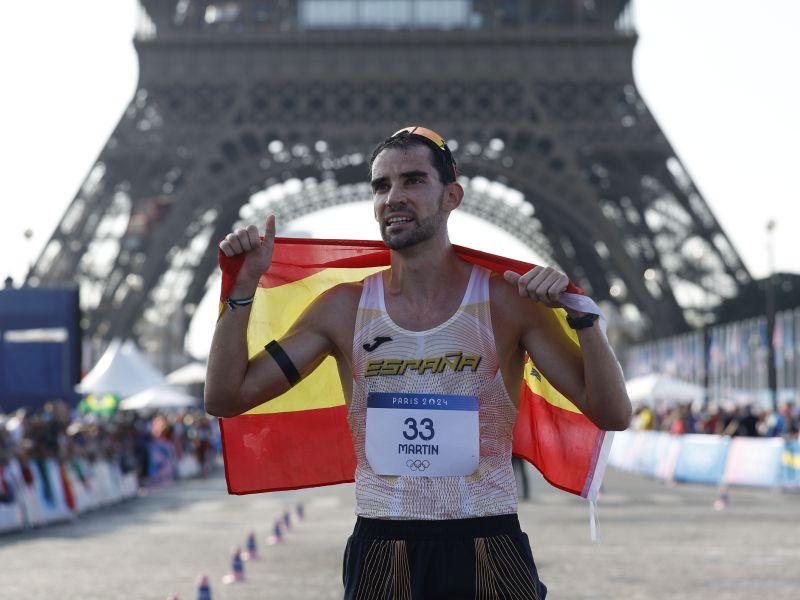PARÍS, 01/08/2024.- El atleta español Martín Álvaro celebra su medalla de bronce al finalizar la prueba de los 20km marcha masculinos de los Juegos Olímpicos de París 2024, este jueves, en la ca