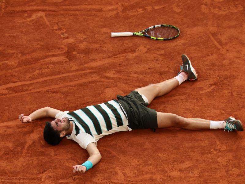 PARIS (France), 08/06/2025.- Carlos Alcaraz of Spain celebrates winning his Men